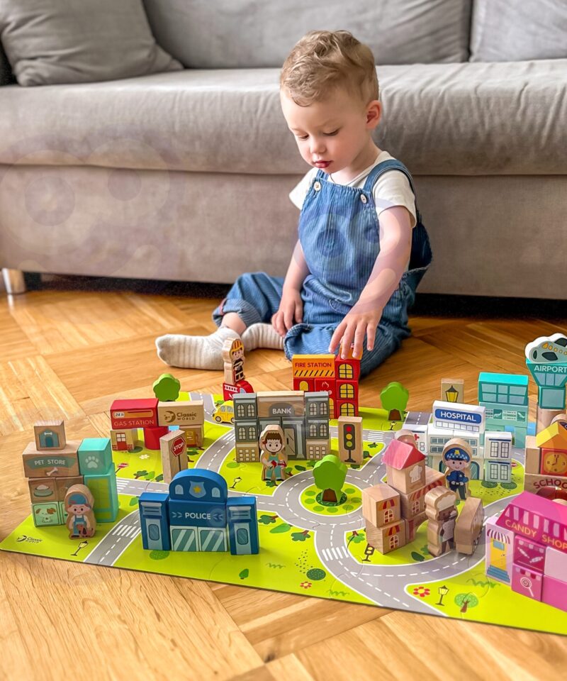 Ohutud ja värvilised puidust klotsid