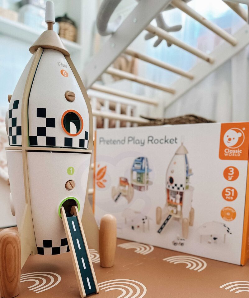 Lapsed mängimas puidust kosmoseraketiga