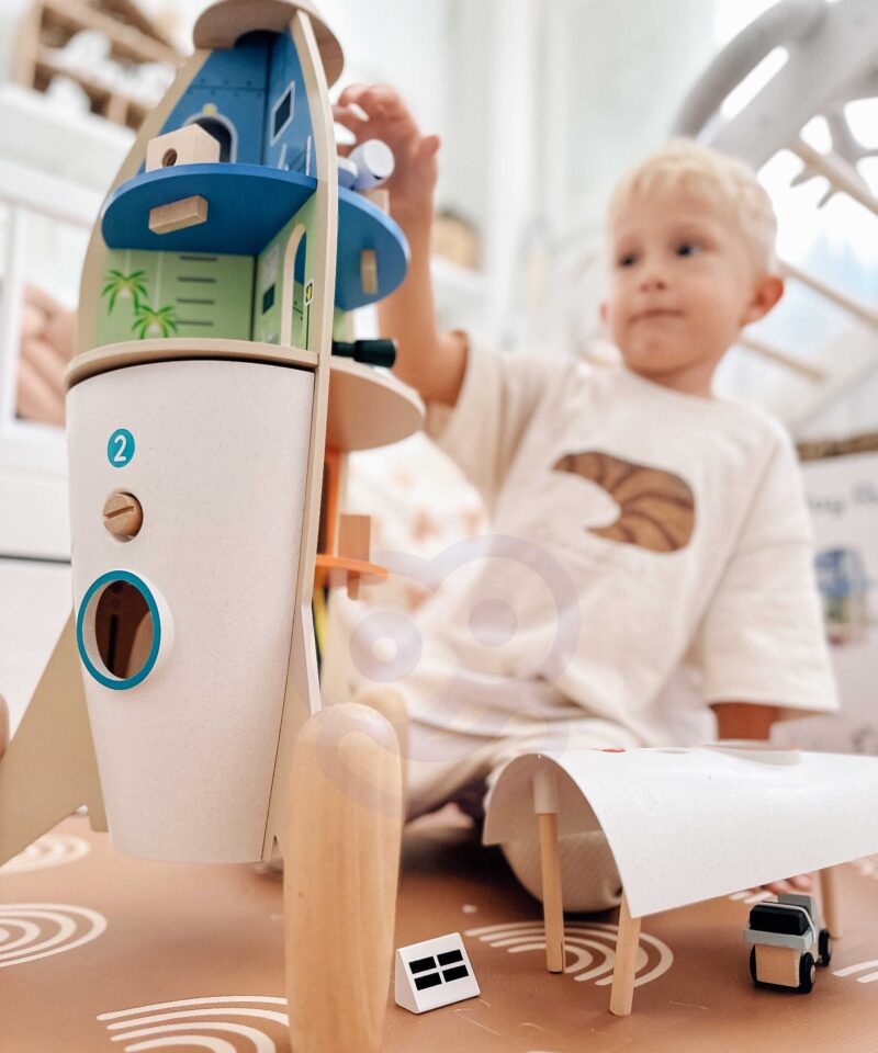 Kosmoserakett ja astronautide figuurid