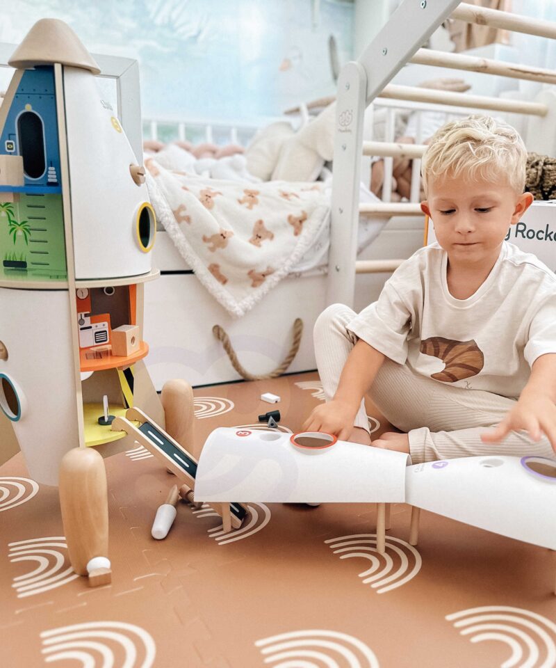 Puidust mängumaja avatud kujundus