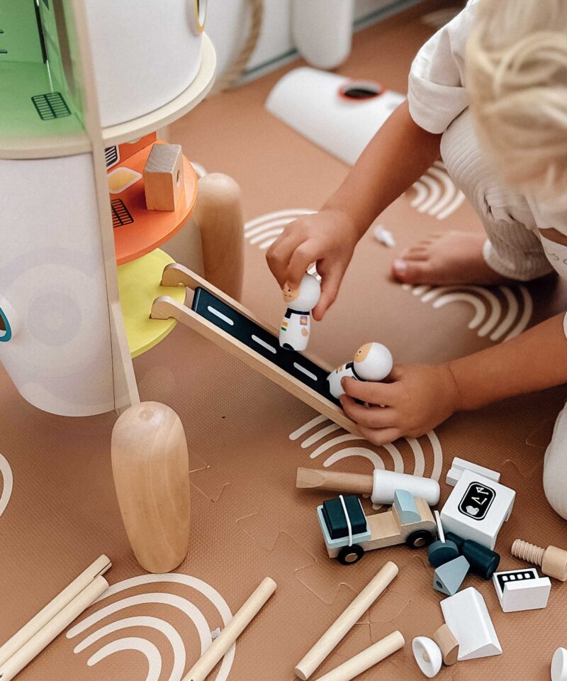 Puidust mängumaja avatud kujundus