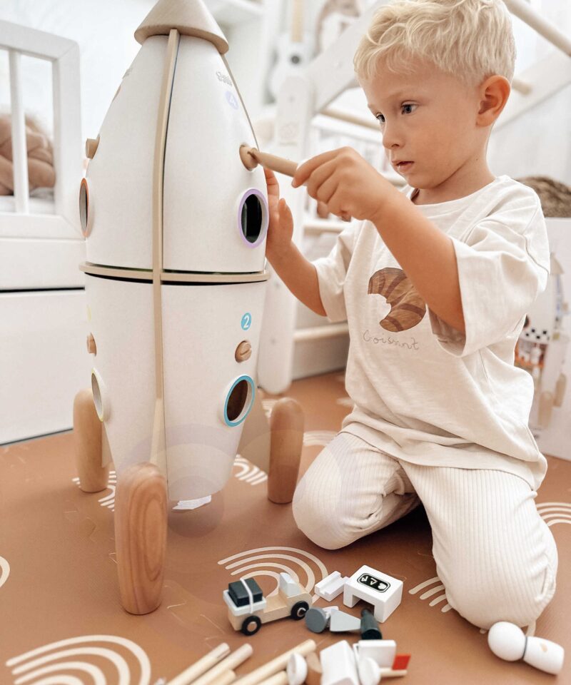 Puidust mängumaja avatud kujundus