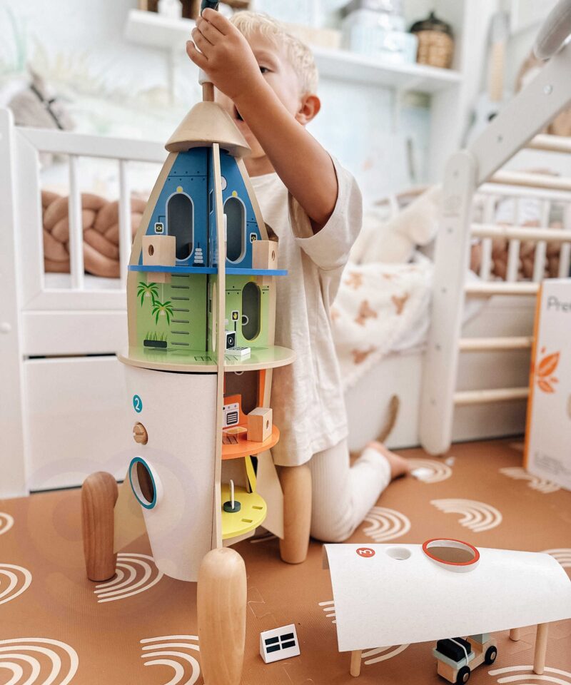 Puidust mängumaja avatud kujundus