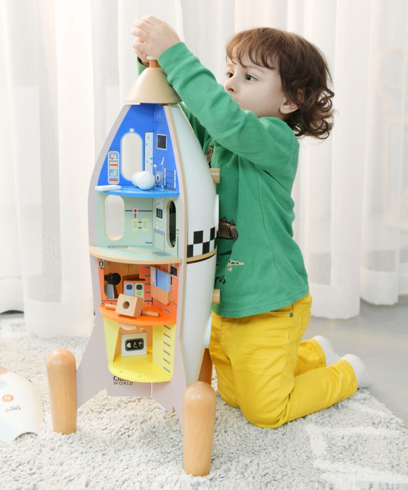 Puidust mängumaja avatud kujundus