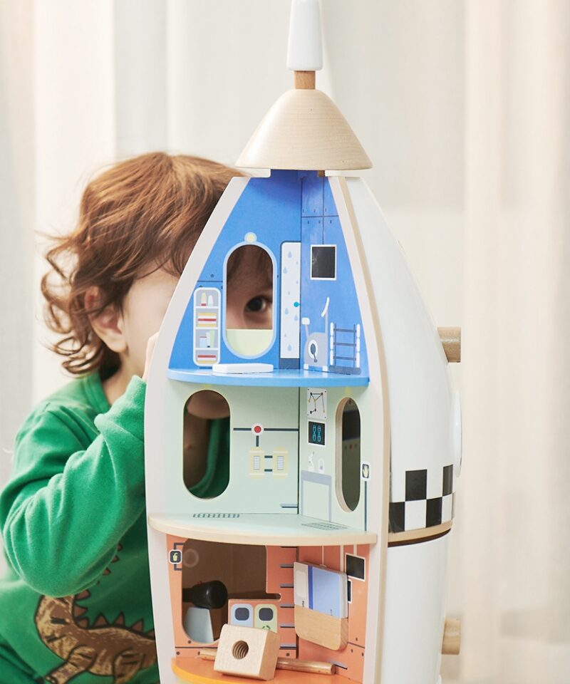 Puidust mängumaja avatud kujundus