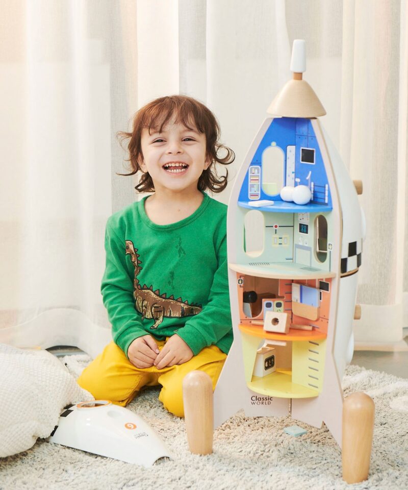 Puidust mängumaja avatud kujundus