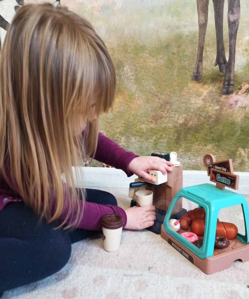 Kohvitassid ja maiustused komplektis