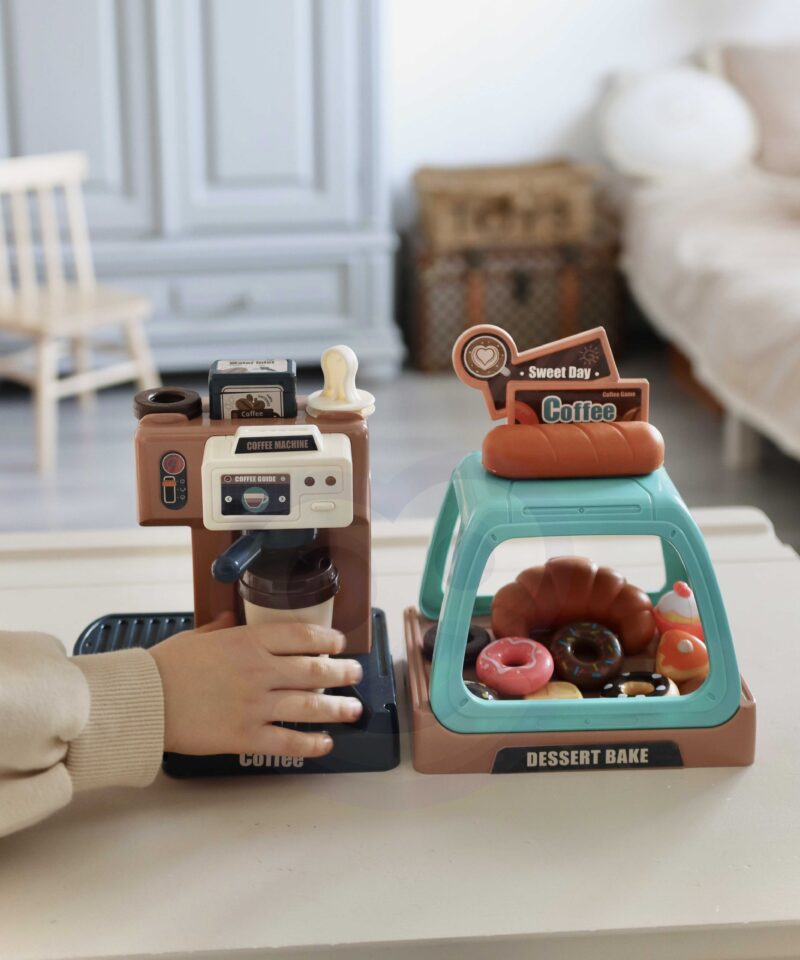 Kohvitassid ja maiustused komplektis