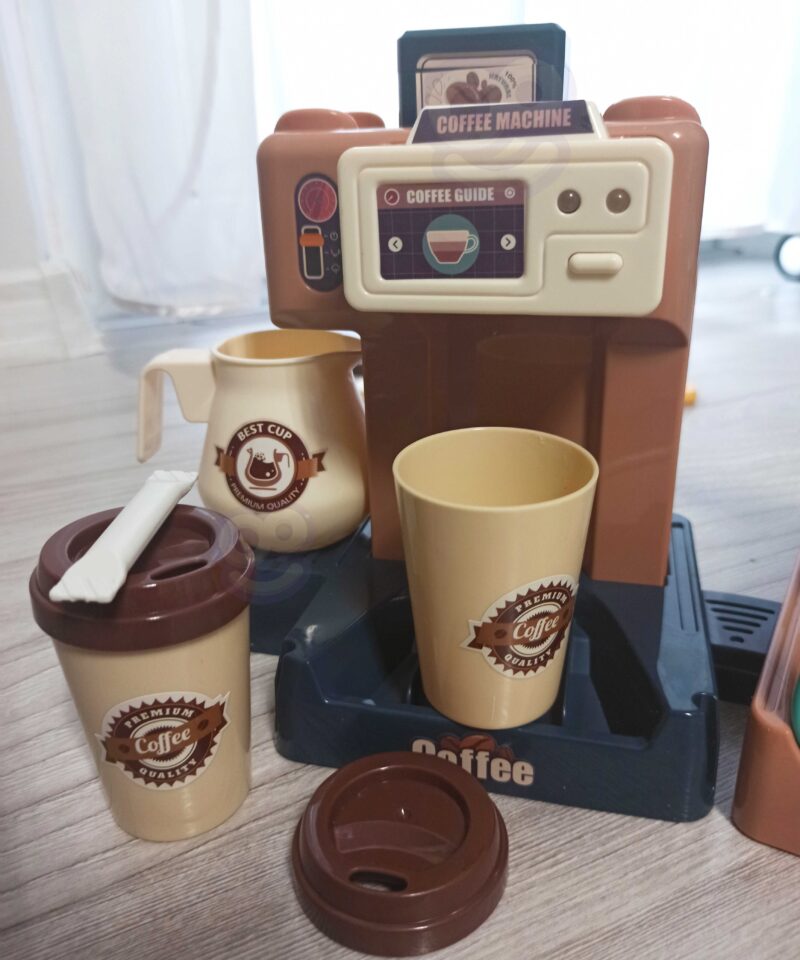 Kohvitassid ja maiustused komplektis