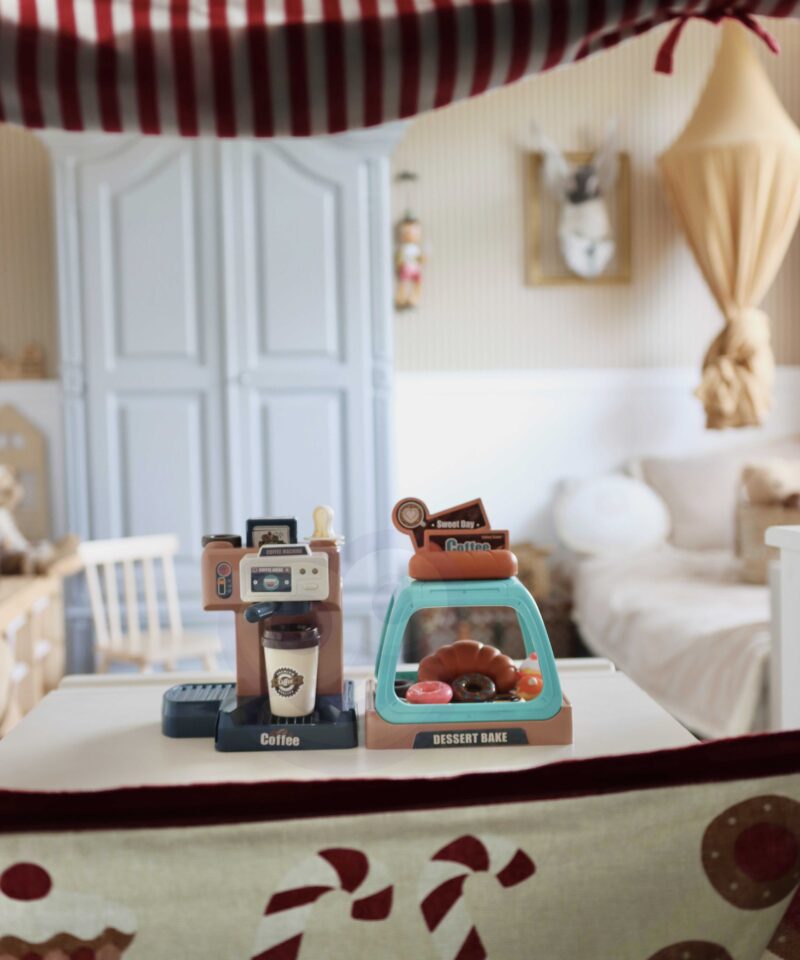 Kohvitassid ja maiustused komplektis