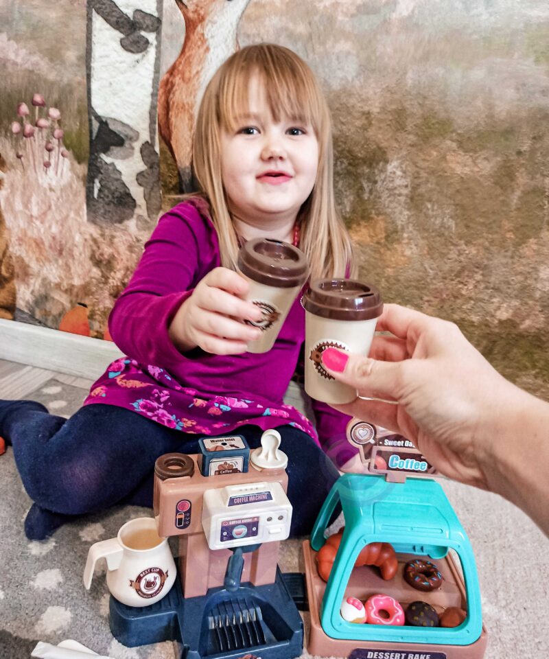 Kohvitassid ja maiustused komplektis