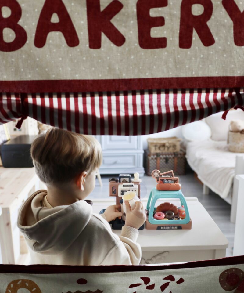 Kohvitassid ja maiustused komplektis