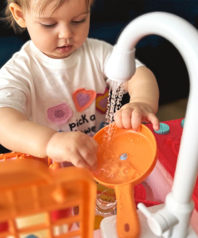 Väike kokk köögimängu komplektiga