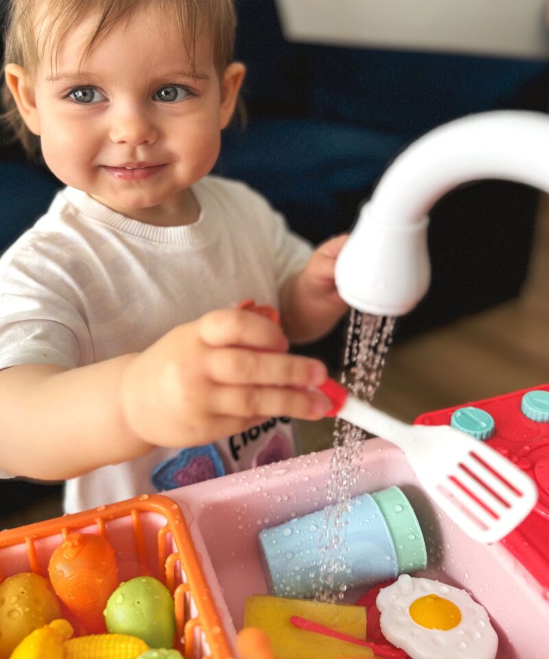 Lapsed mängimas köögikomplektiga