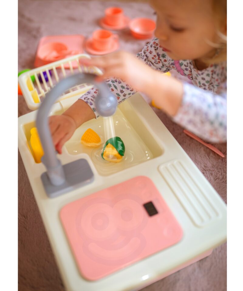 Lastele mõeldud veekraaniga köök