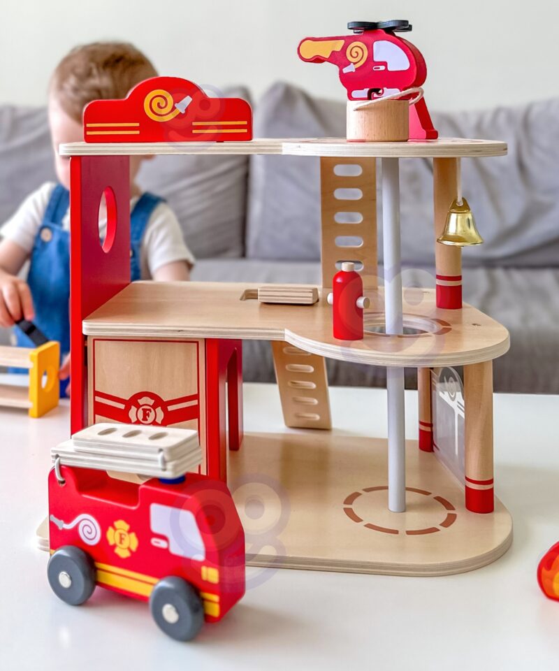 Kolmekorruseline Puidust Tuletõrjejaam mänguasjana