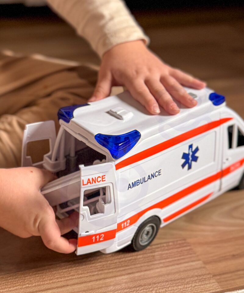 Lastele mõeldud kiirabiauto mänguasi