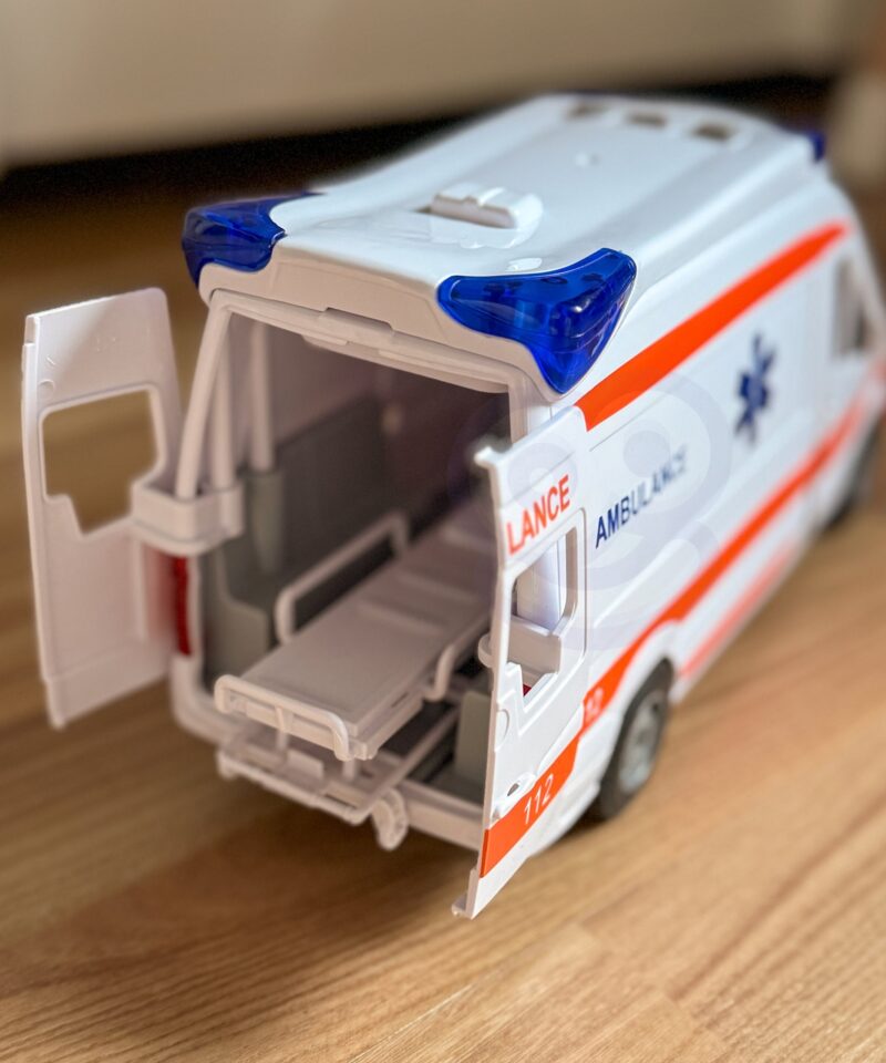 Kiirabiauto mängukomplekt avatud uste ja kanderaamidega