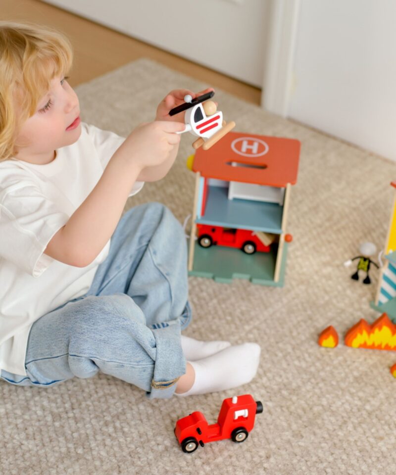 Mängukomplekt avanevate ustega