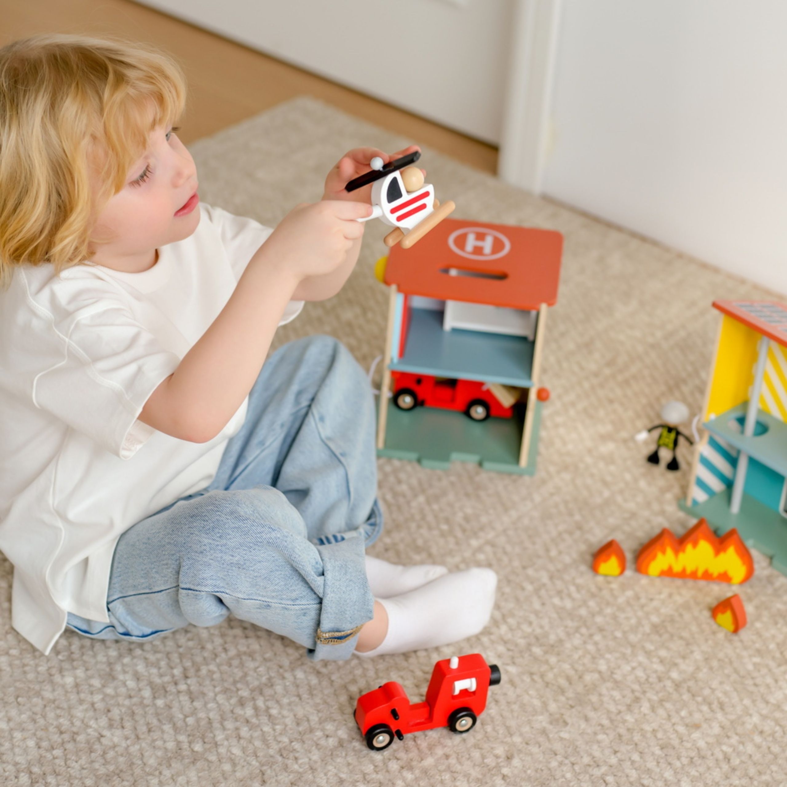 Mängukomplekt avanevate ustega