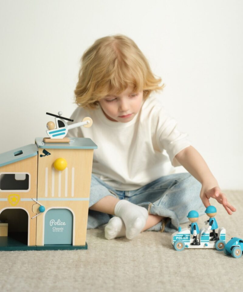 Politseiautod ja helikopter mängukomplektis