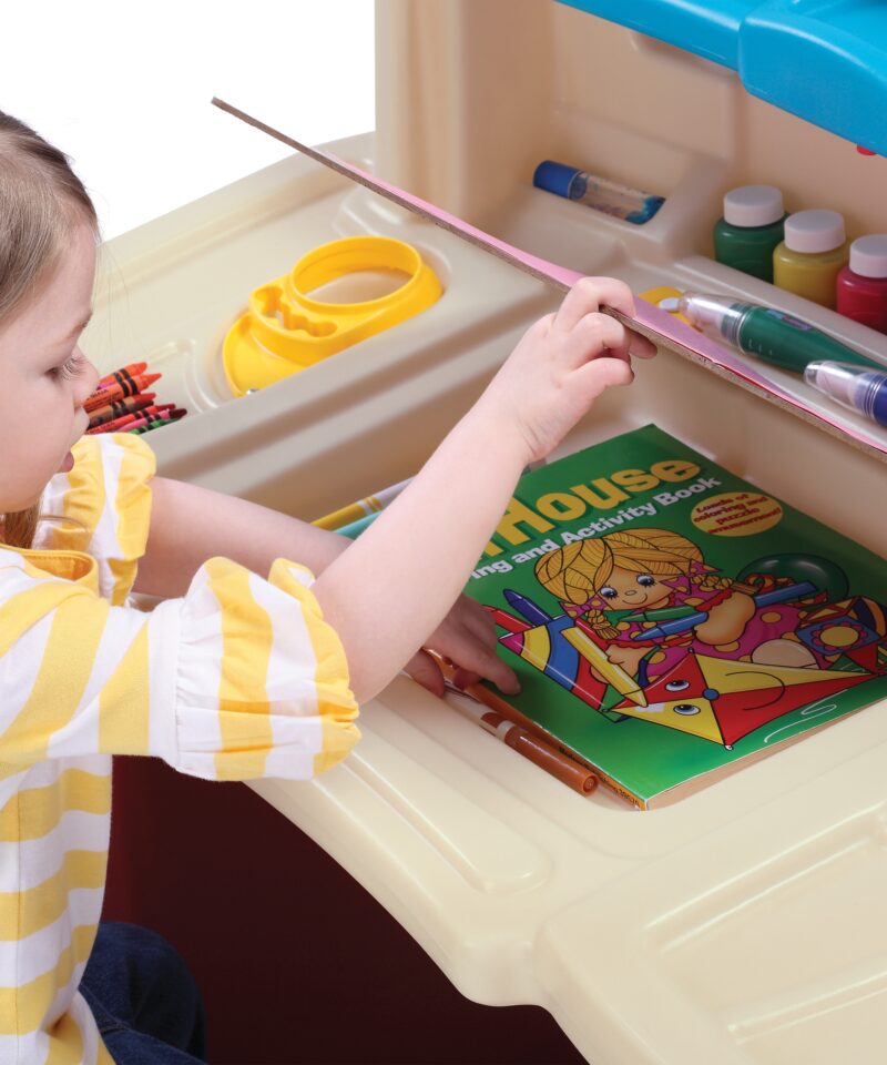 Funktsionaalne laud väikesele kunstnikule