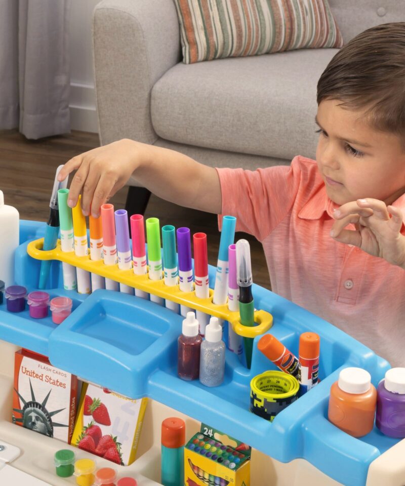 Kunstilaud koos sahtlite ja riiulitega