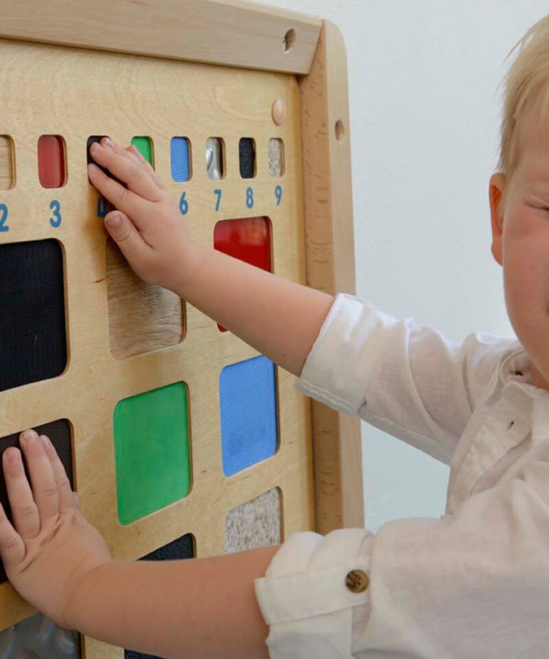 Mitmekülgselt paigaldatav õppelaud