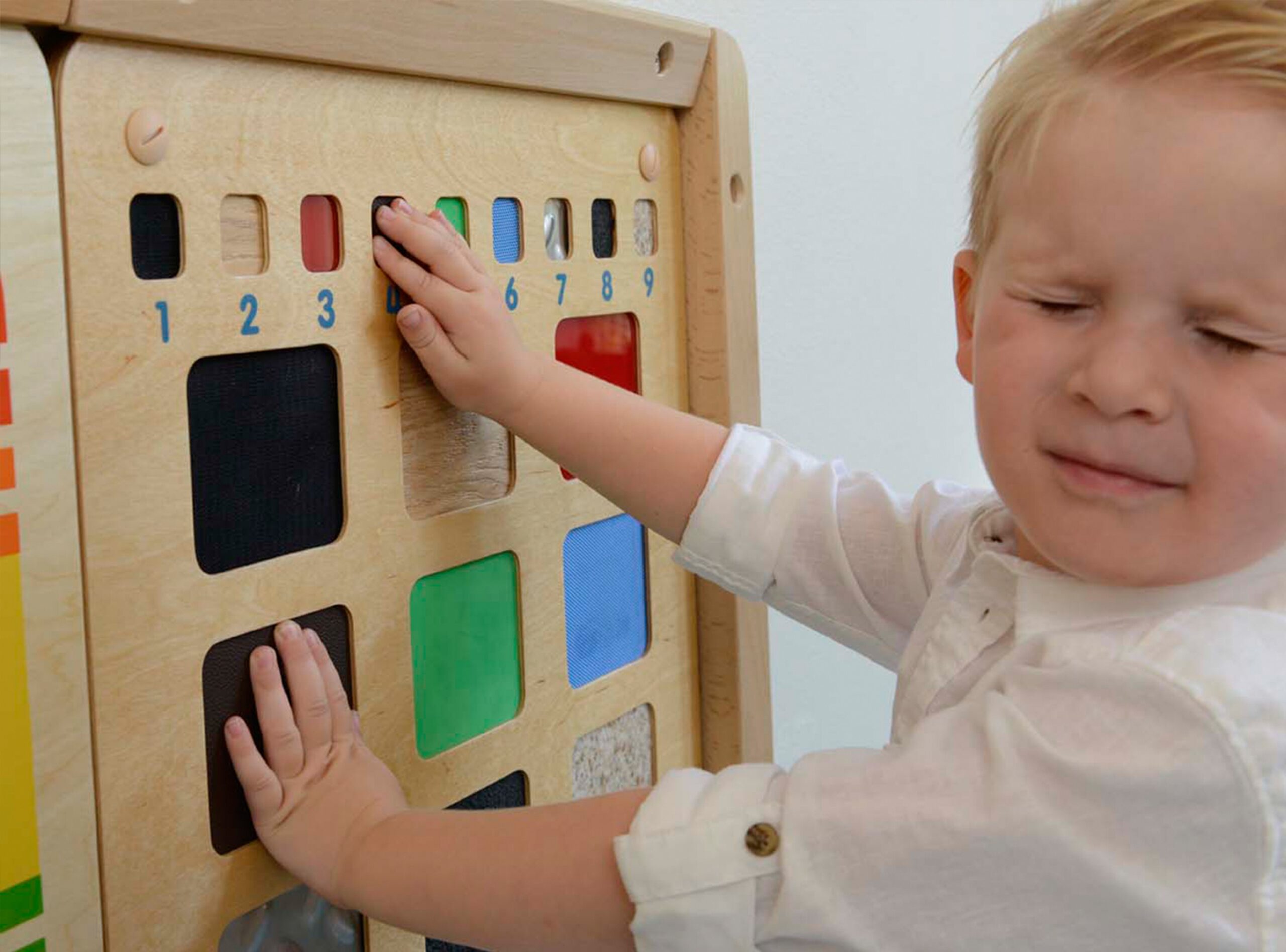 Mitmekülgselt paigaldatav õppelaud