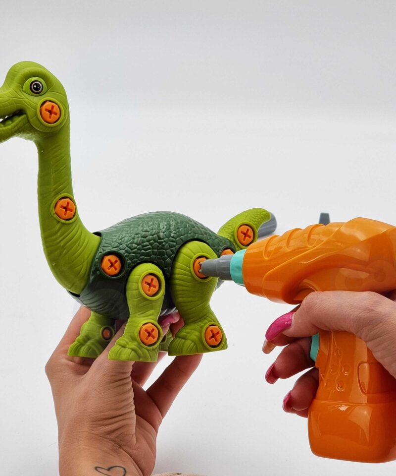 Värvikad plastdetailid dinosaurustele