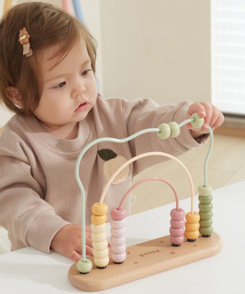 Hariduslik arvutamisalus värviliste helmestega