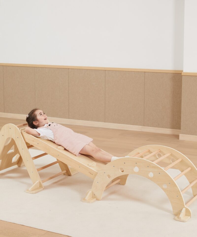 Lastele mõeldud puidust liumägi