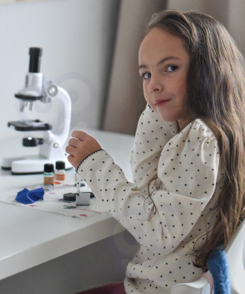 Kolm suurendustaset mikroskoobil