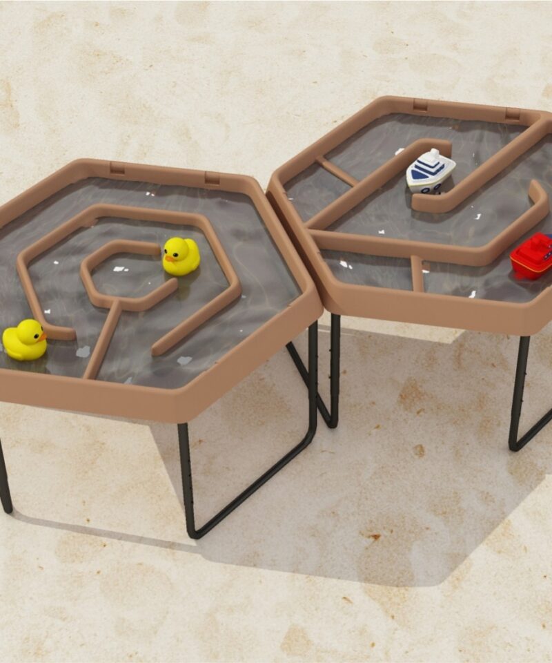 Lapsed mängivad veega kuusnurkse laua ümber