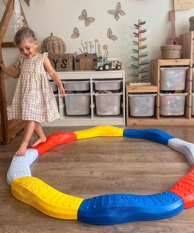 Lõbus ja värvikas tasakaalurada lastele