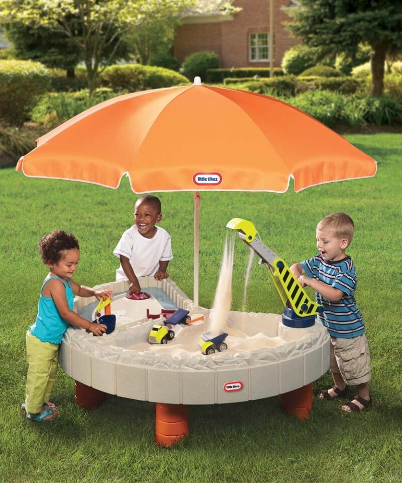 Mänguväljak liivakasti ja veekanaliga