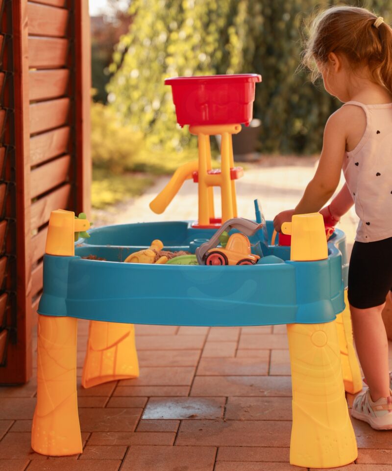 Lastele mõeldud veemäng ja liivakast