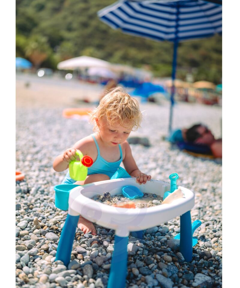 Lapsed mängivad vee- ja liivalaual