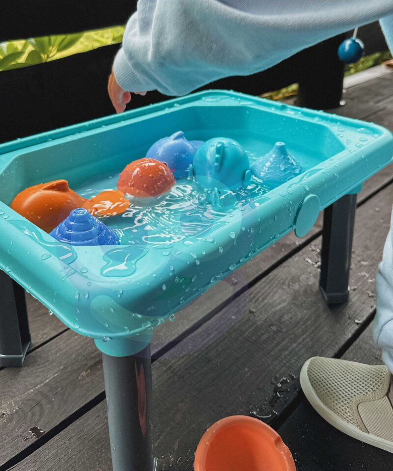 Värvilised mänguelemendid laual