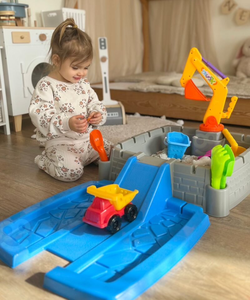 Lastele mõeldud liivakast toas ja õues