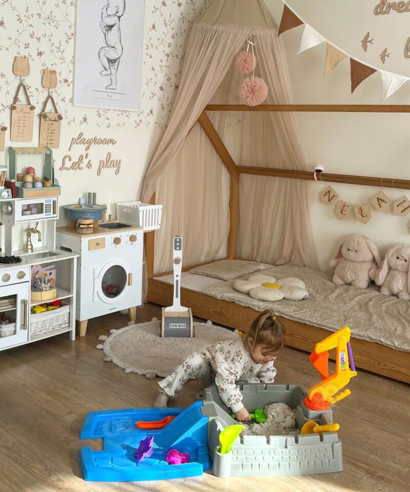 Lastele mõeldud liivakast toas ja õues