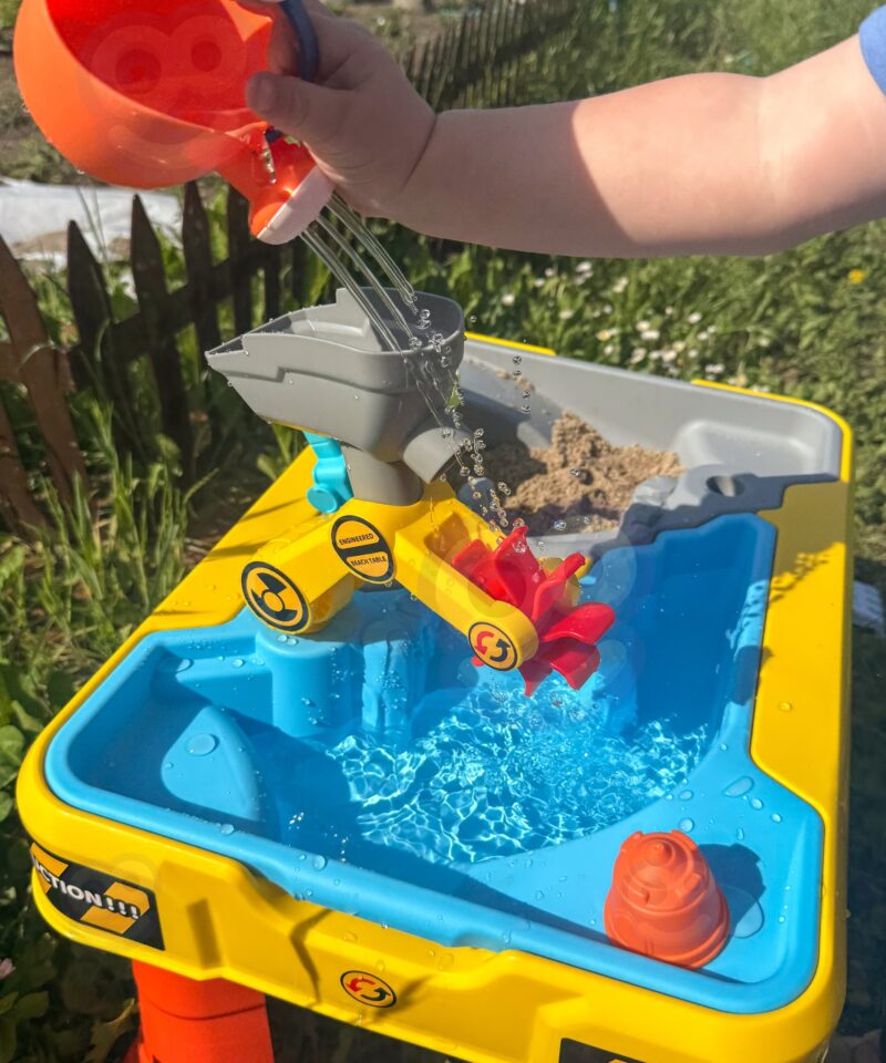 Lastele mõeldud liivakast ja veemänguala