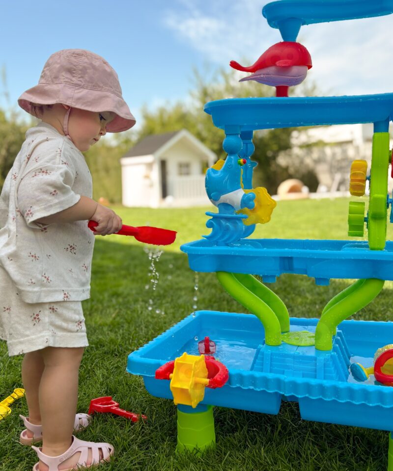 Lapsed mängivad veega ja liivaga