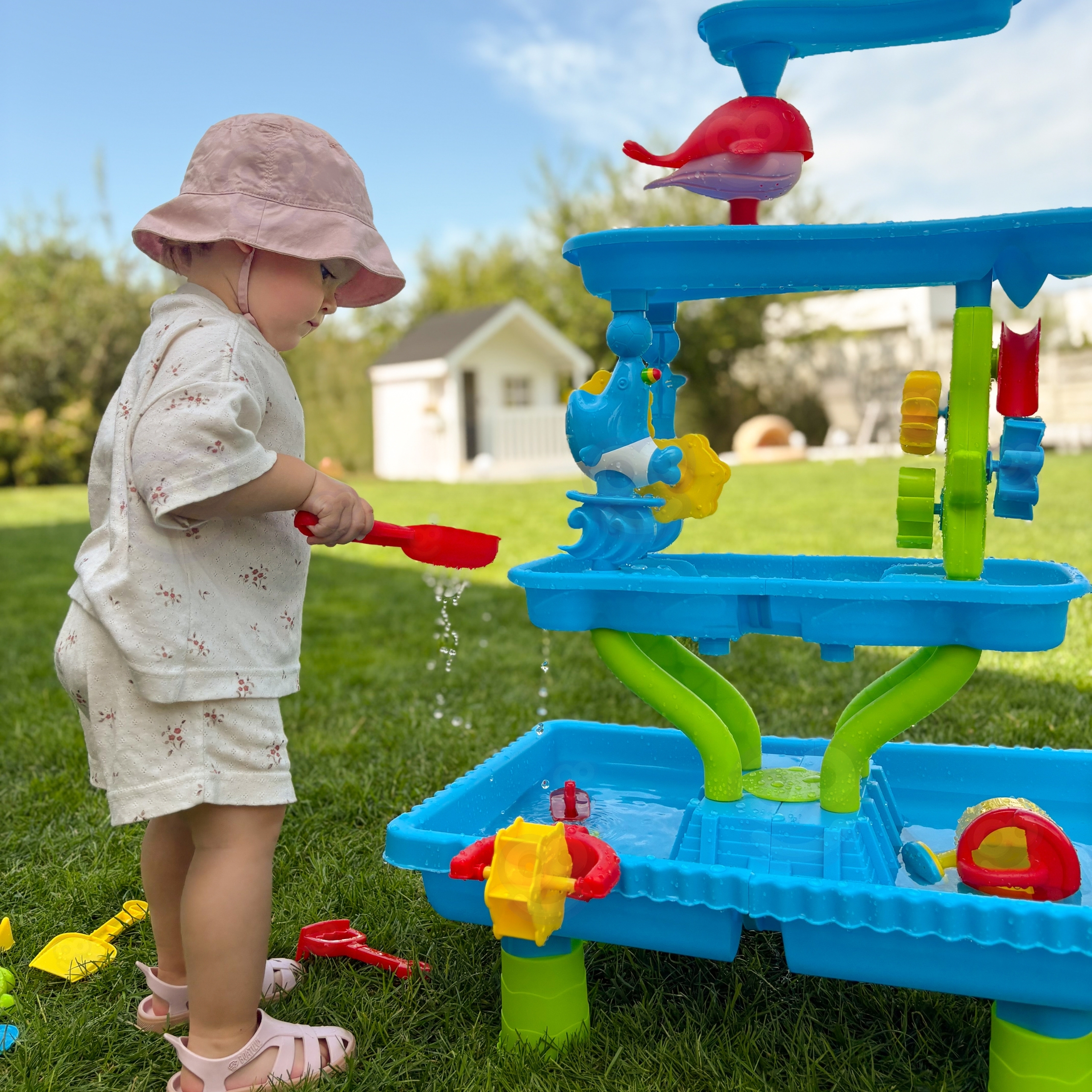 Lapsed mängivad veega ja liivaga