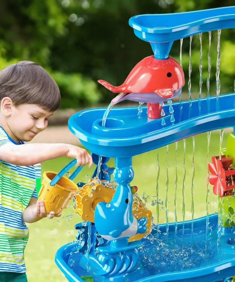 Lapsed mängivad veemängu- ja liivalauaga