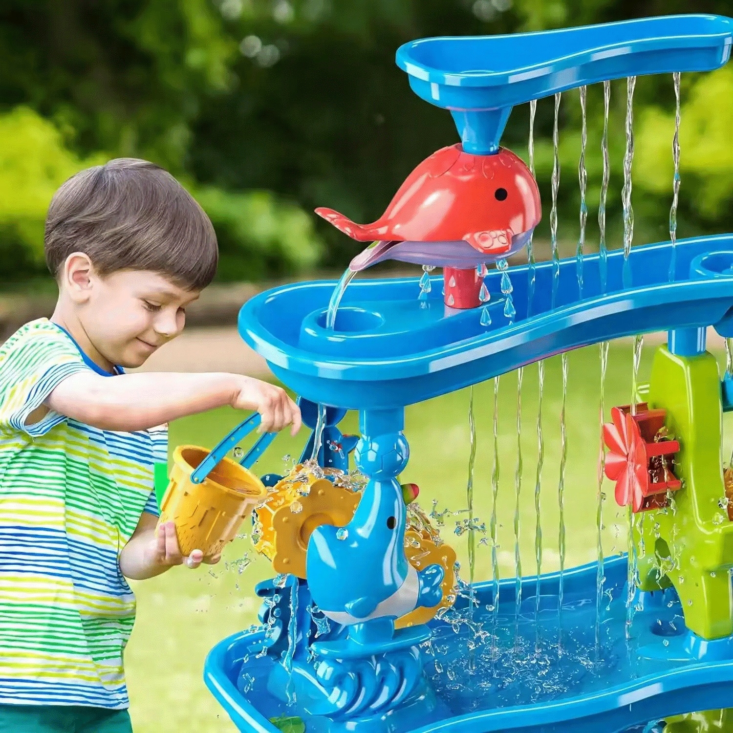 Lapsed mängivad veemängu- ja liivalauaga