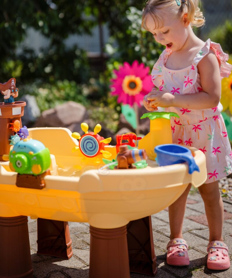 Värvikas mängulaud lastele õues mängimiseks