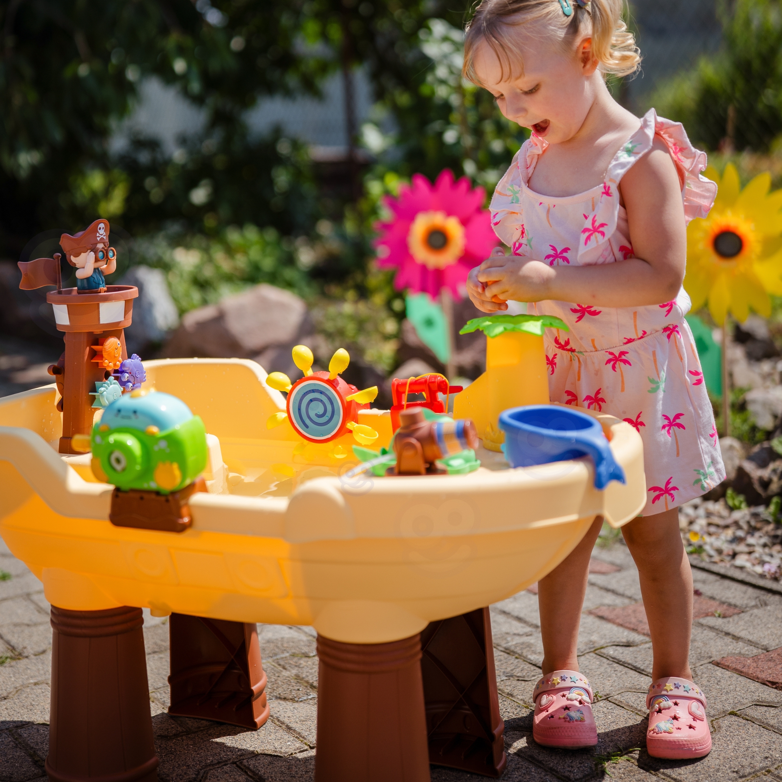 Värvikas mängulaud lastele õues mängimiseks