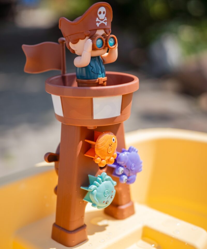 Piraadifiguur ja veepüss komplektis