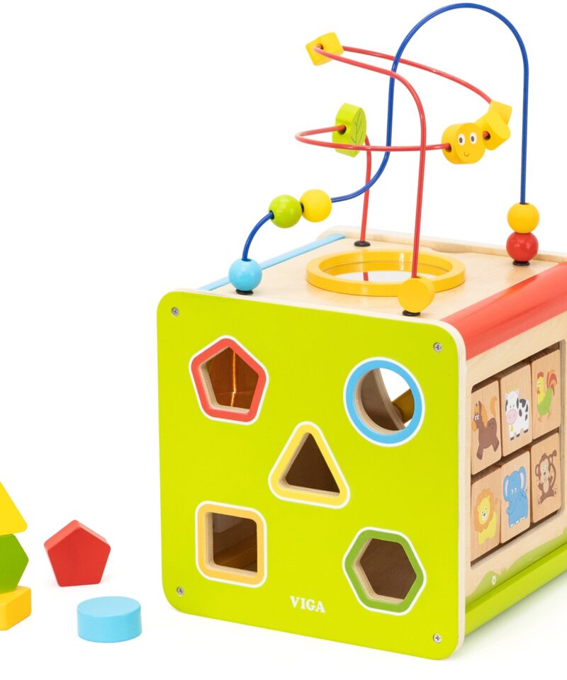 Lapsed mängivad hariva mängukuubikuga